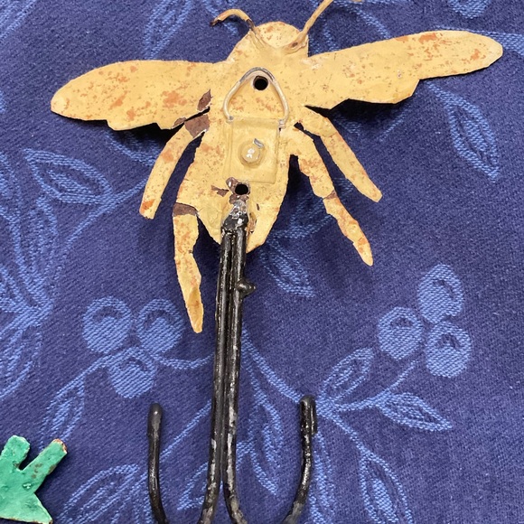 Two animal hooks one hand painted frog and bee with hooks n other side - Picture 4 of 7